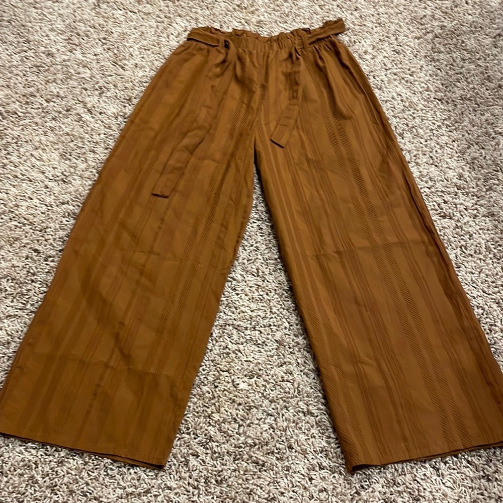 Super cute dressy Flowey pants that tie